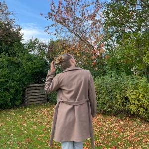 Fin höstkappa  - Säljer denhär fina beiga kappan från VILA. Passar perfekt nu till hösten!🧡 kappan är i bra skick! Köpte den förra året, säljer då jag har för mycket kläder.   Har ni frågor är det bara att skicka PM.☺️ vid snabb affär kan jag tänka mig sänka priset. 
