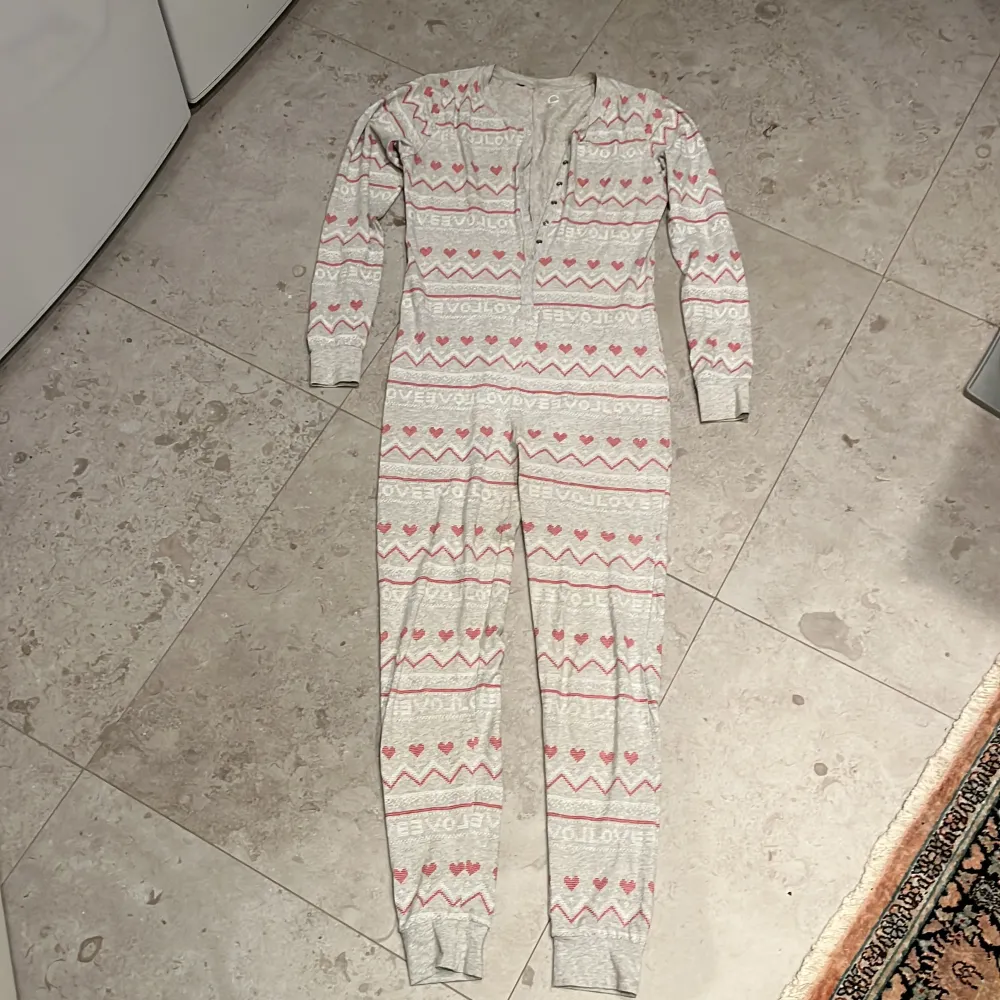 Litet hÄl (bild finns) annars Àr den i bra skick! Passar XS och S! . Muu.