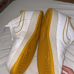 Jätte lite använda air force1 vita och gula med storlek 48 - Mått 48 super bra skick och passar med alla kläder