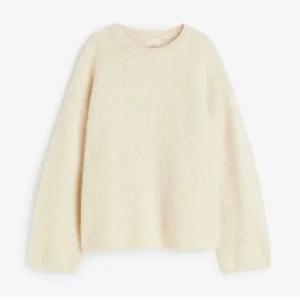 Stickad mohair tröja H&M - Säljer nu min så fina Mohair stickade tröja från H&M, verkligen så snygg, men tyvärr så kommer den inte till användning längre, i bra skick! Kan självklart skicka egna bilder❤️går ner i pris vid snabb affär