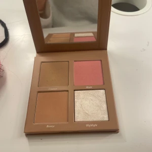 Face Palette Sassy från CAIA - Säljer en superfin Face Palette Sassy från CAIA. Den innehåller fyra olika produkter: en contour , en blush i en bronzer och en highlighter använt 3 endast 3 gånger men highlightern lite fler. Är i superbra skick nypris:445kr