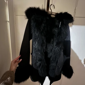 Svart päls jacka  - En jättefin vinterjacka med svart päls i bra skick. Använd bara några få gånger, säljs då den aldrig kommer till användning. Passar både en S och Xs