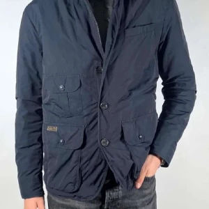 Ralph Lauren Jacka  - Jacka från Ralph Lauren i storlek L, en perfekt höstjacka spm passar till det mesta. Jackan är i jättebra skick och utan större tecken på användning. Tveka inte att höra av dig vid frågor eller funderingar!! 