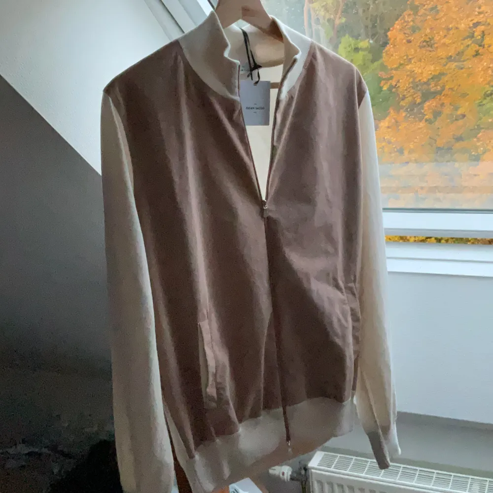 Rekommenderar för 178-187. Sprillans ny Gran sasso cardigan med tags i storlek M Denna cardigan är slutsåld och eftersökt,  deras exclusiva cashmere tillsammans med suede material gör den extremt skön och stilren⭐️. Jackor.