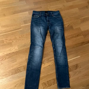 Tiger of Sweden jeans - Ett par tiger of Sweden jeans i riktigt schysst tvätt. Skick 8/10.  Står W28 L34 men skulle snarare säga att de är L32.