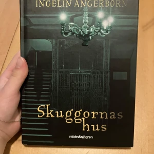 Bok - skuggornas hus  - Vet du någon i ålder 9-12 som gillar spännande Böcker? Kolla hit  En bok som man fastnar för. Perfekt julklapp! Fint skick 