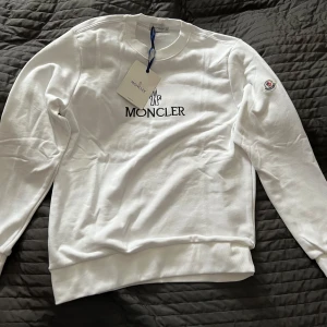 Moncler tröja vit.  -  Skönt tyg, Damm fastnar inte på den