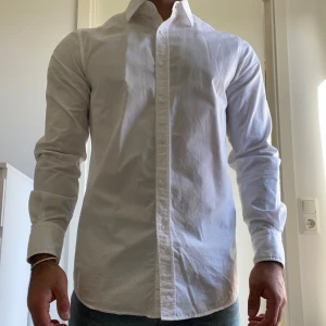 Massimo dutti skjorta - Säljer en casual vit Massimo dutti skjorta. Storlek M, slim fit. Säljer då den inte används. Har använts högst två gånger, köptes förra året i november. Originalpris: 700 kr. Vid frågor eller funderingar skicka ett dm! Pris kan diskuteras!