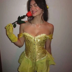 Utklädnad - Superfin Belle utklädnad från skönheten & odjuret. Man får med korsett, kjol, strumpor med rosetter, handskar, ros halsband, rosett till håret, krona & en ros. Allt är från shein och endast testat! Korsetten är i storlek S och kjolen XS💛