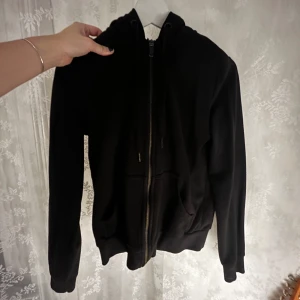 svart zip hoodie - svart hoodie med dragkedja från h&m. passar XS och S!