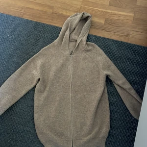 Kashmir zip hoodie - En Kashmir hoodie som är i en riktigt fin beige färg i storlek L
