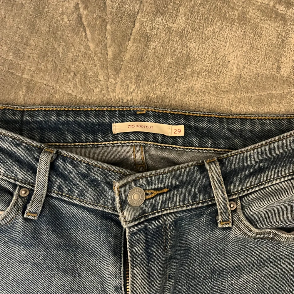 Levis jeans i modellen 715 bootcut. Storlek 29, men passar mig som vanligtvis har storlek 38. Midjan är 90cm och i längden är dem 105 cm. Finns en defekt på det nedre vänstra benet (sista bilden) av förra ägaren.. skriv för frågor . Jeans & Byxor.