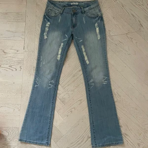Lågmidjade jeans - Såå snygga lågmidjade jeans!!! Står storlek M men skulle uppskatta S/M Jättebra skick! Har uppe annonsen till den 15 oktober, då jag har en kompis som vill köpa‼️