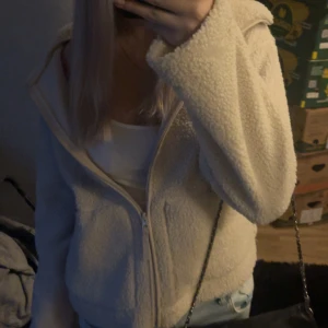 Teddy jacka h&m - Säljer den virala Teddy jackan från h&m | slutsåld överallt! Finns i M & L