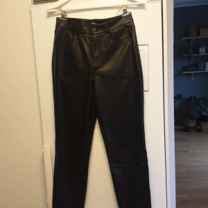 Skinnbyxor från Only - Säljer ett par skinnbyxor i storlek medium från Only. Använda ett fåtal gånger. Fint skick. Nypris 500 kr. Säljer billigt pga några mindre fläckar nertill på vänster vad/ankel. Stretchigt material som andas.