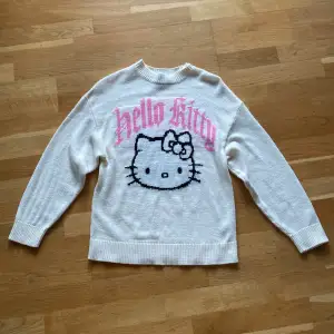 En jättegullig hello Kitty tröja från h&m! 💗 Den är använd 2-5 gånger men lite nopprig. Det står storlek xxs kan passa xs och möjligen liten S. Jag säljer den då den inte är min stil och inte har kommit till användning ☺️kontakta mig vid frågor! 🫶🏻