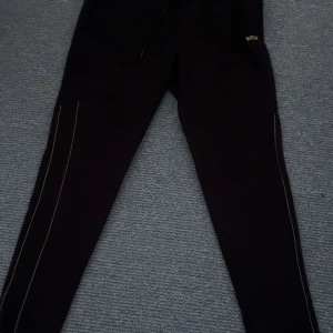 Hugo Boss byxor  - Den är knappast använd. Köptes för 1200kr