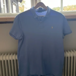 Ralph Lauren piké - Säljer denna näst intil oanvända ljusblå pikén från raffe, slim fit passar dig runt 170-180 
