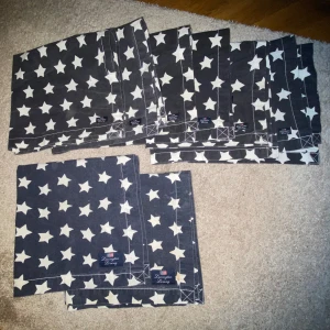 Lexington tygservetter - Fina tygservetter från lexington i marinblå med stjärnor , totalt 8 st och säljs i ett helt ser. En fläck finns på en av servetterna se 3e bild, annars alla i fint skick 