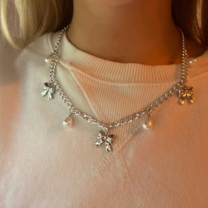 Silver halsband  - Silver halsband med pärlor och rosetter! Har gjort själv, vet ej om de är rostfritt 