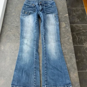 Low waist jeans  - Jätte fina lågmidjade jeans som är i väldigt bra skick och kommer inte till användning längre💖 om ni har några frågor så tveka inte att fråga☺️