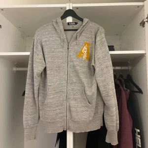 Hysteric Glamour Zip-up - Säljer min tvärfeta Hysteric zip då den inte kommer till använding så mycket! Inga skador på hela plagget och är i väldigt bra skick för sin ålder! Storlek L men passar finfint om man har M också (japanska storlekar är lite mindre i storleken)! Skick 8/10 inga flaws som sagt. Pris 2000 men kan ändras vid snabb affär🤝 Skriv gärna privat för fler frågor❤️❤️❤️🇯🇵🇯🇵