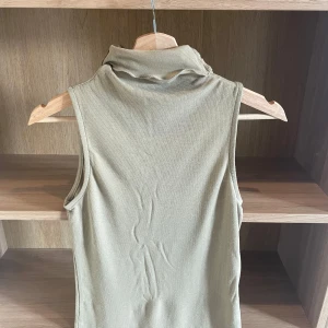 Topp  - Superfin grön topp från Nelly, nästan helt oanvänd 