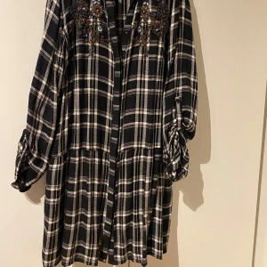 Svart klänning med detaljer  - Säljer denna festklänning från reserved, perfekt till lite finare tillfällen! 