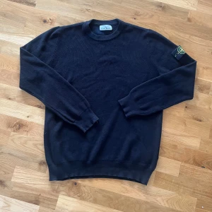 Stone Island Sweatshirt - Tjena! Säljer nu min snygga & stilrena Stone Island sweatshirt. Fick denna i julklapp, men eftersom storleken är XXL var den tyvärr för stor för mig. Hör gärna av dig vid frågor. 😀