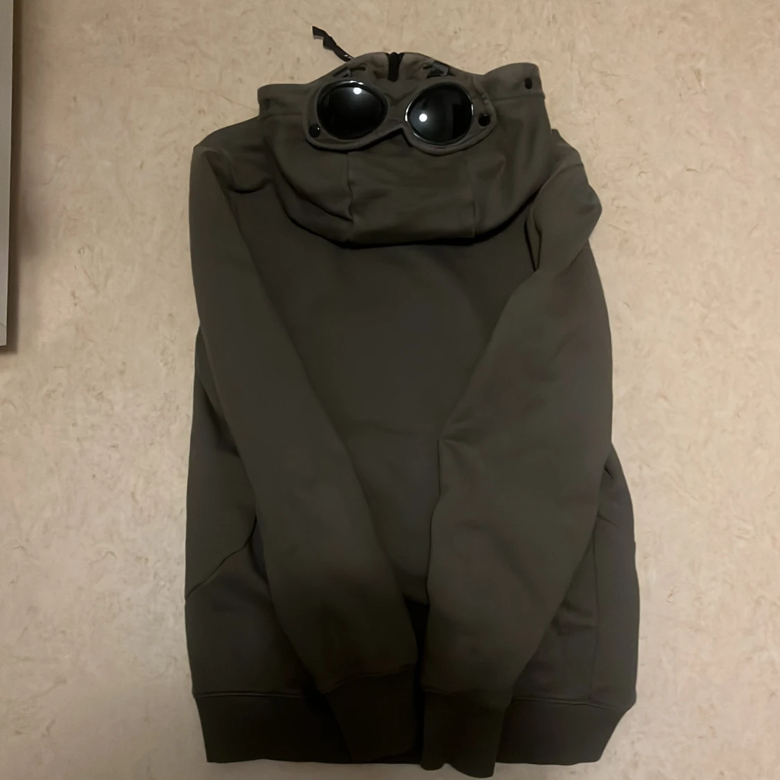 Säljer en mörk grön hoodie från märket CP Company - 1