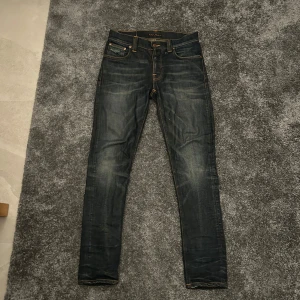  Nudie Jeans - Tja säljer dessa asfeta jeans från Nudie modell är grim Tim och storleken är 29:32. Jeansen är i bra skick. Hör av er om ni har några frågor 