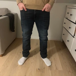 Lee jeans - Snygga mörkblå jeans med en klassisk straight passform. De har en midwaist design och är perfekta för en avslappnad stil. Jeansen har en dragkedja och knappar framtill.