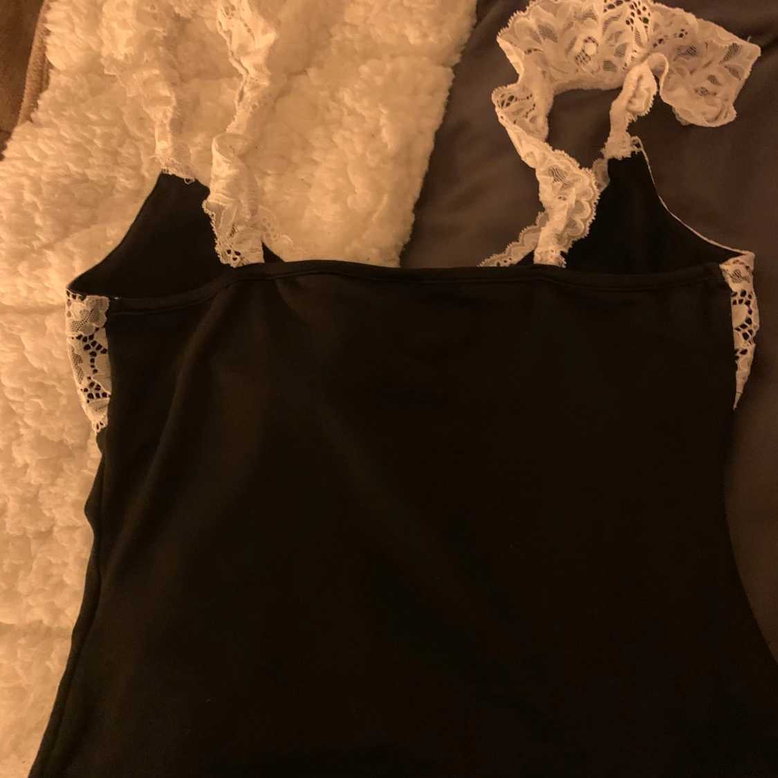 Svart linne med spetsdetaljer - 1