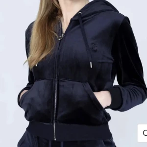 Juicy couture tröja - Snygg Juicy Couture tröja använd 1 gång. Kontakta mig om du vill ha egna bilder 💛 Inga defekter! Tryck gärna på köp nu. Öppen för prisförslag!