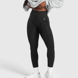 Gymshark tights/leggings - Gymshark’s Everyday Seamless Leggings! Verkligen supersköna, tyvärr ett litet hål ungefär längst ner i benet på sömmen🖤