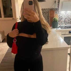 Svart ribbad/ stickad bolero - Svart bolero från Gina tricot i Storlek M. På första bilden används den till en tubtopp