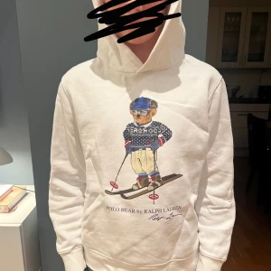 Polo Ralph Lauren Bear Hoddie - Tja, säljer nu en polo bear hoddie den är använd max 5gng och har inga defekter ny pris ca 2000kr.