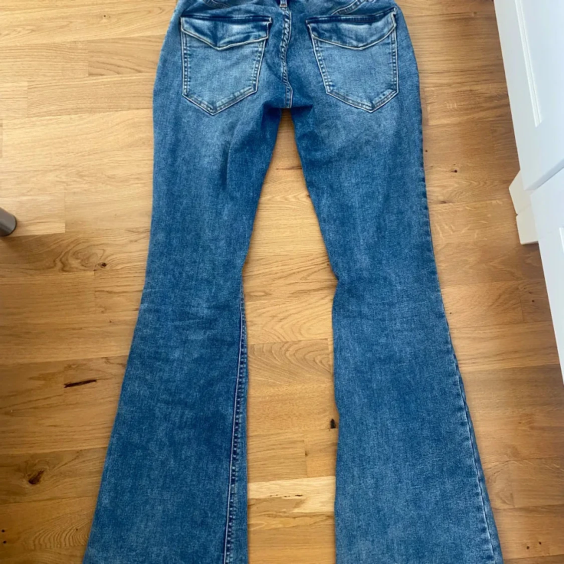 Blå bootcut jeans - 90