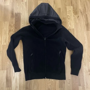 Svart Cardigan Jacka  - Säljer en stilren svart cardigan jacka som inte längre är min storlek. Är inte stor eller liten i storlek utan är perfekt som storlek S. Fungerar lika väl på och utan en hoodie under. Denna är slutsåld överallt och går inte att hitta för ett bättre pris.