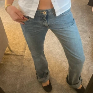 Blå lågmidjade jeans  - Snygga ljusblå jeans med lågmidja, utsvänga💕💕