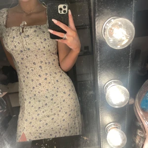 Blommig lång klänning med utskärning i ryggen - Säljes då den aldrig blivit använd💕