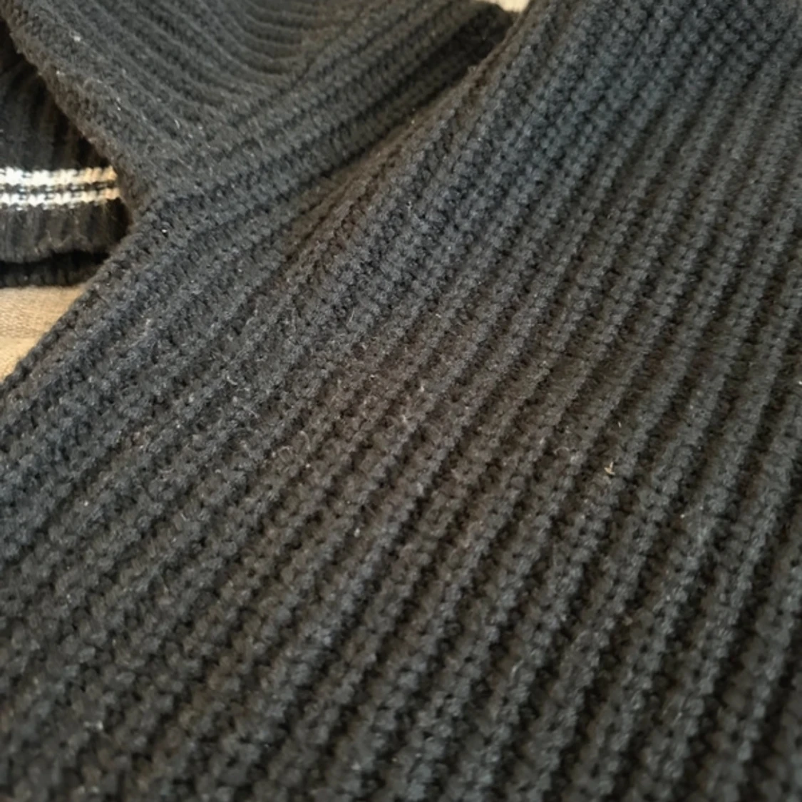 Svart stickad tröja från Lyle & Scott - 2