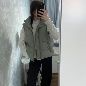 Dunväst - Snygg och bekväm grön dunväst. Västen har en hög krage och stängs med dragkedja. I väldigt bra skick och använd fåtal gånger🤗