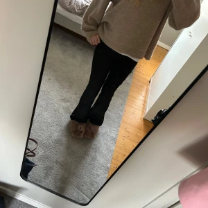 svarta kostymbyxor från gina - säljer mina svarta kostymbyxor från gina som inte har kommit till användning, ni ser att lappen sitter kvar 💞💞