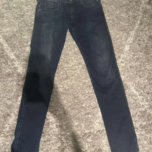 Replay jeans - Jeansen är aldrig använda, säljer på grund av att de ej passar mig. Storlek 32/34. Pris kan diskuteras vid snabb affär:)
