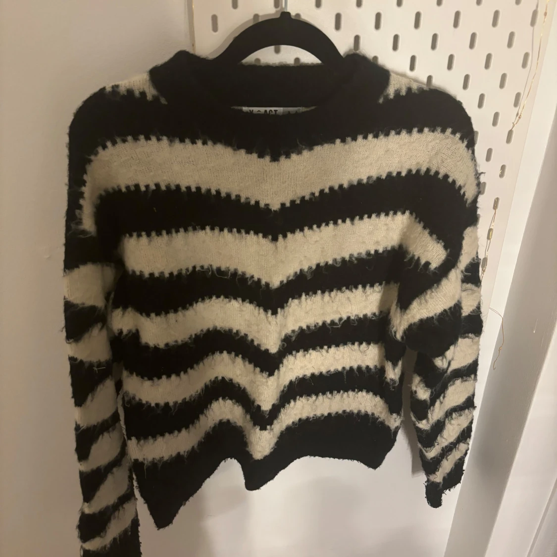 Svart och vit randig stickad tröja