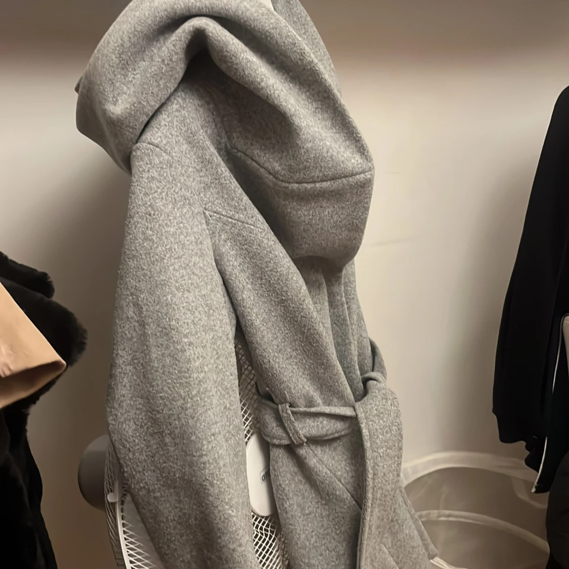 Grå kappa med knytband - 90