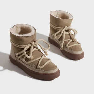 inuikii - säljer för de tyvärr inte passar mig. bra skick men några tecken på användning, lite slitet på skinnet men det syns knappt (be om bild.)  nypris 3000 kr, kom med prisförslag!!