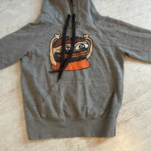 Ny Martinbum hoodie, Woman M  -  Sprillans ny hoodie. Inga skråmor eller annat. Säljer på grund av storleken. Den är lite större i storleken så den är troligtvis woman M eller men small