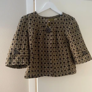 Jacka med trekvartsärmar - Snygg o unik jacka med trekvartslånga ärmar! Från DKNY. Står storlek L i men väldigt liten i storlek, snarare en S